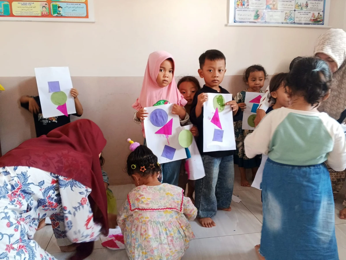 Belajar mengenal bentuk dan menempel geografi di Pos Paud Melati 