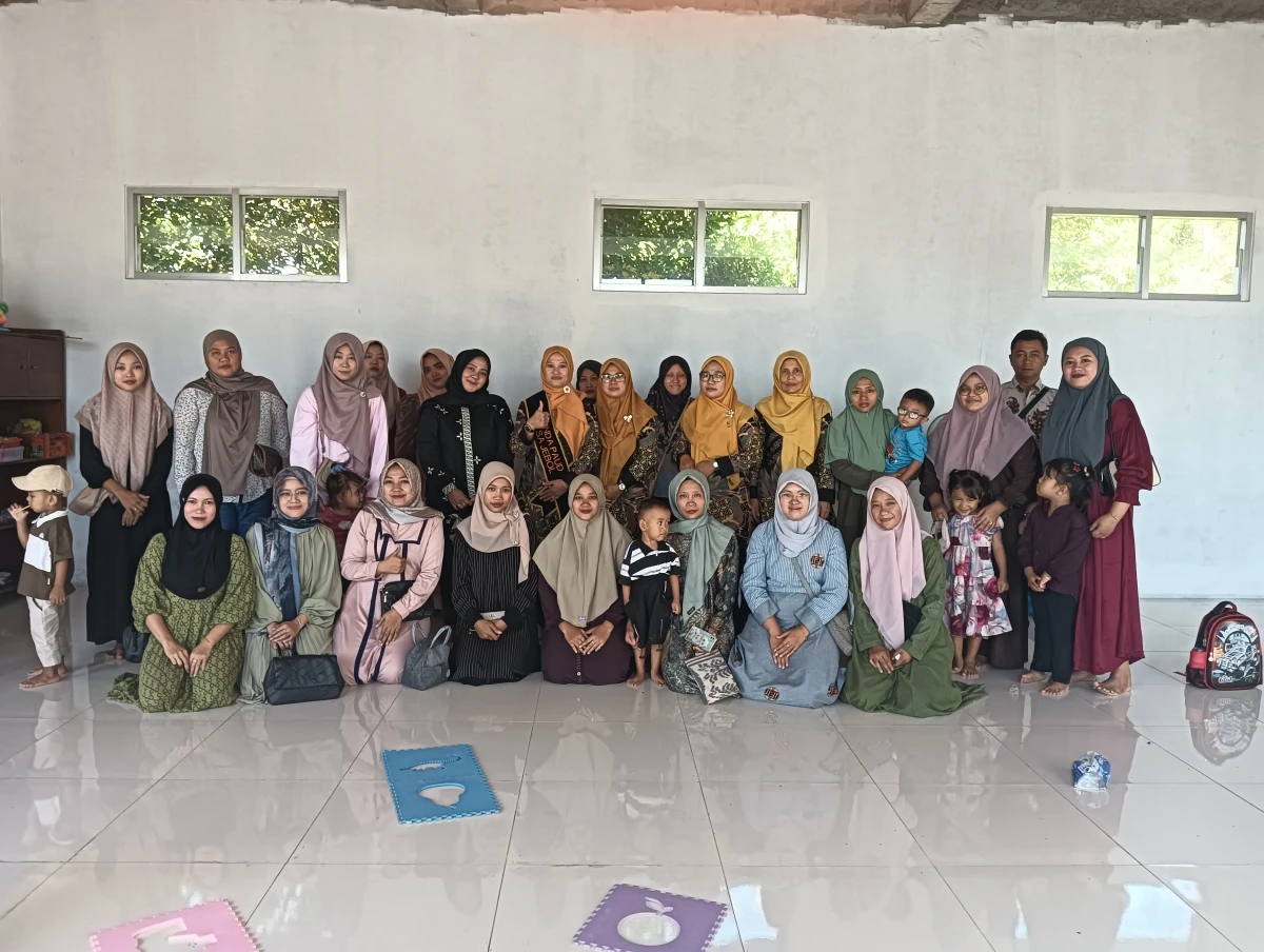 Kegiatan Bunda Paud dalam melaksanakan rapat koordinasi bersama walimurid Pos Paud Anggrek Ceria Desa Jebol 