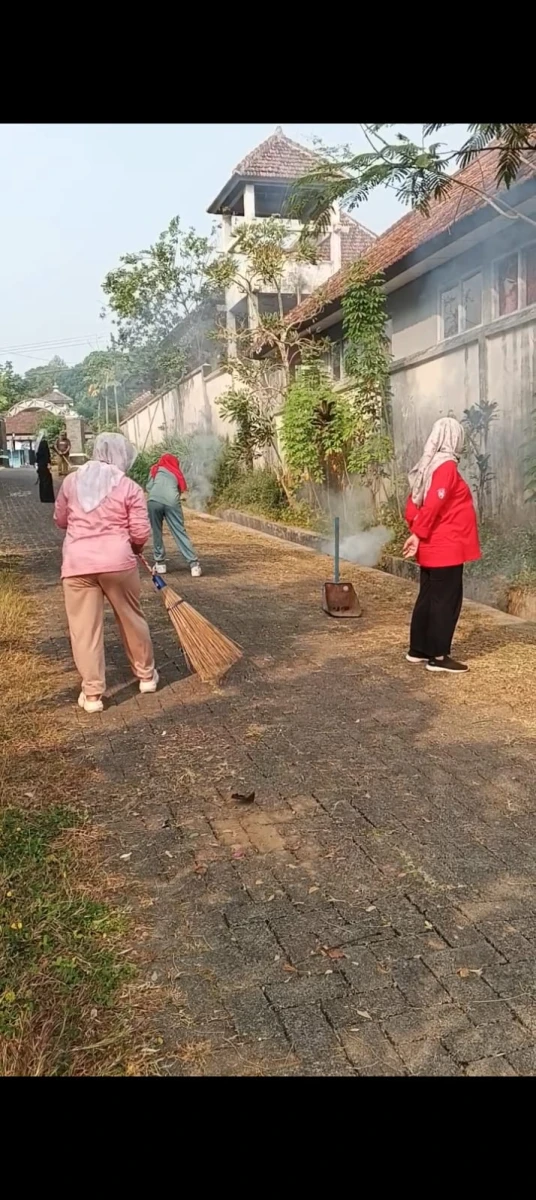 JUM"AT BERSIH LINGKUNGAN KECAMATAN PAKIS AJI