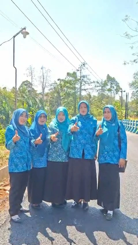 Ketua TP. PKK Kecamatan Bangsri beserta pengurus meninjau proses perbaikan jalan di Wilayah Kecamatan Bangsri