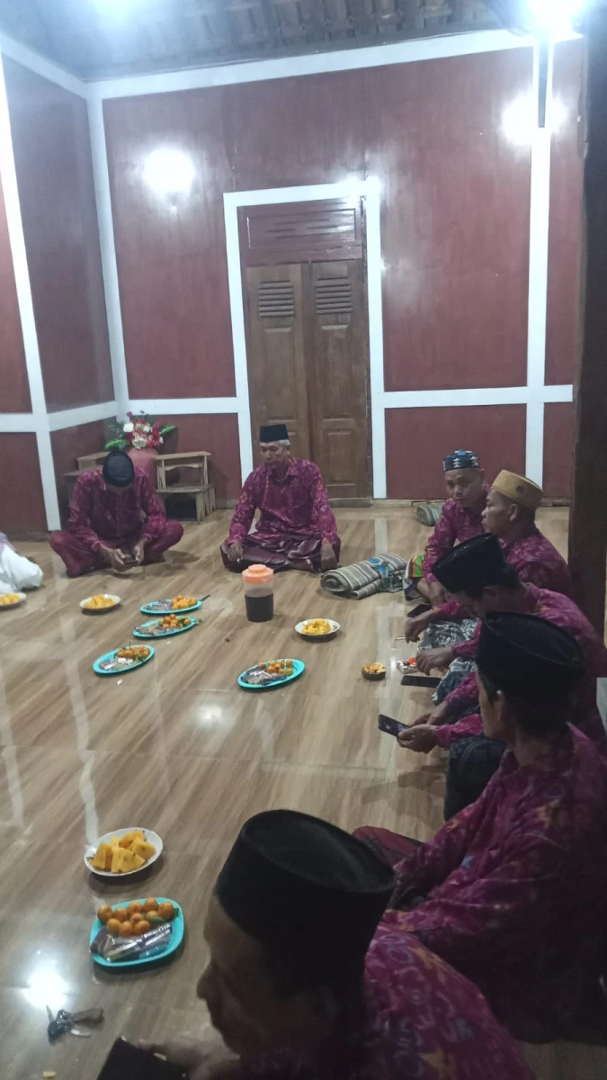 Petinggi dan Ketua TP PKK Desa Karanggondang Hadiri Rapat RT 01/RW 02 Persiapan HUT Kemerdekaan ke-81 RI