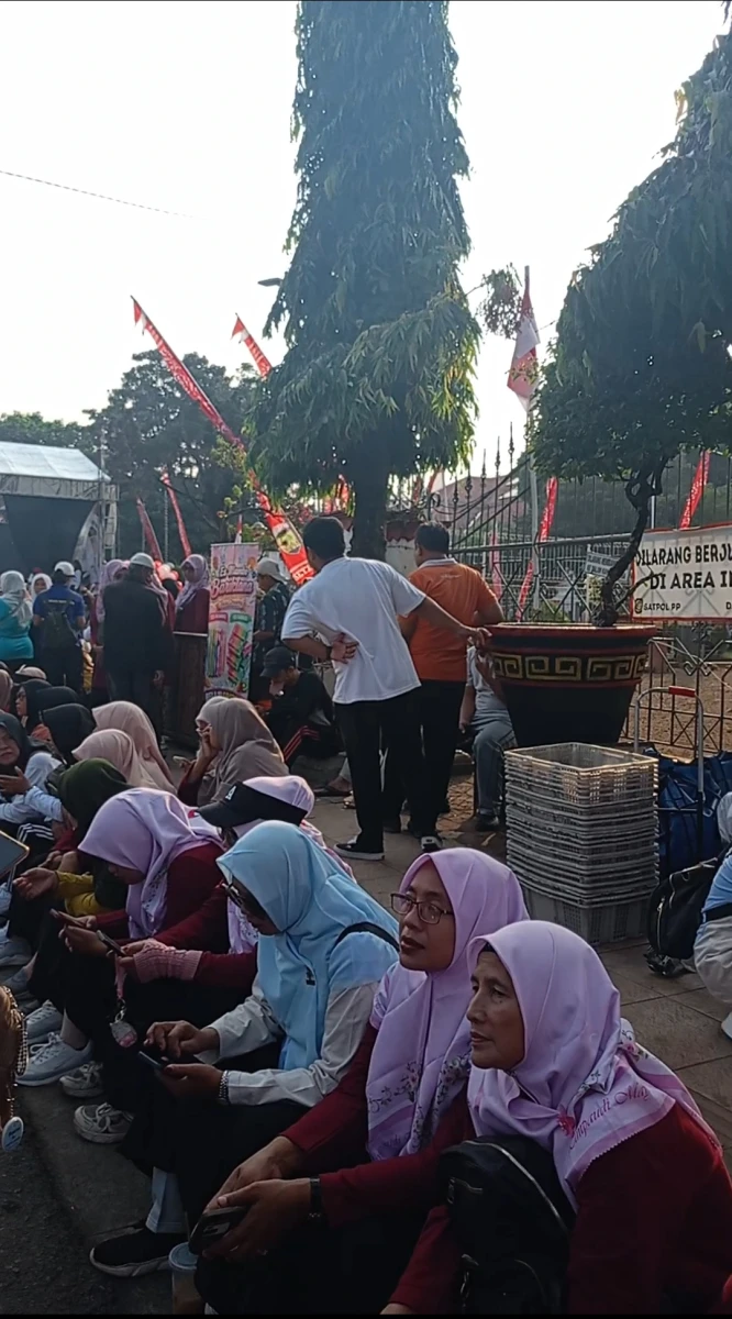 Guru PP Melati mengikuti kegiatan jalan sehat dan penyerahan kartu kesejahteraan guru di alun² Jepara 