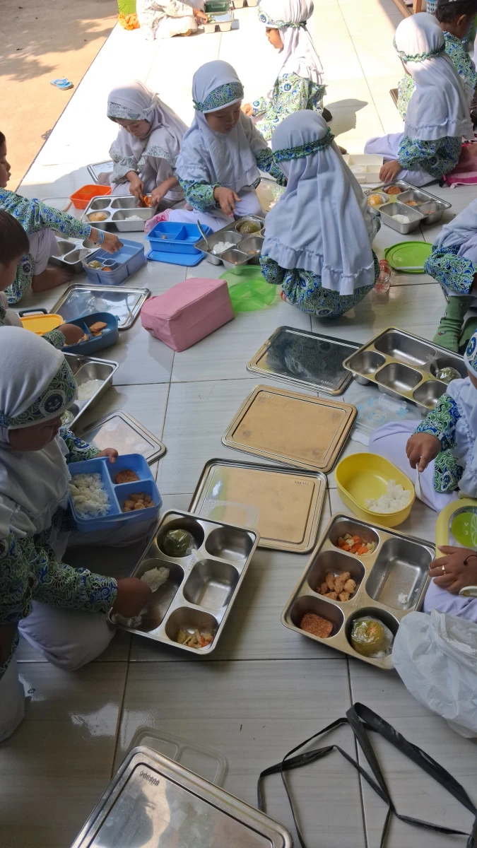Bunda PAUD Desa Karanggondang Pantau Pelaksanaan MBG di RA Dharul Huda Karanggondang 1