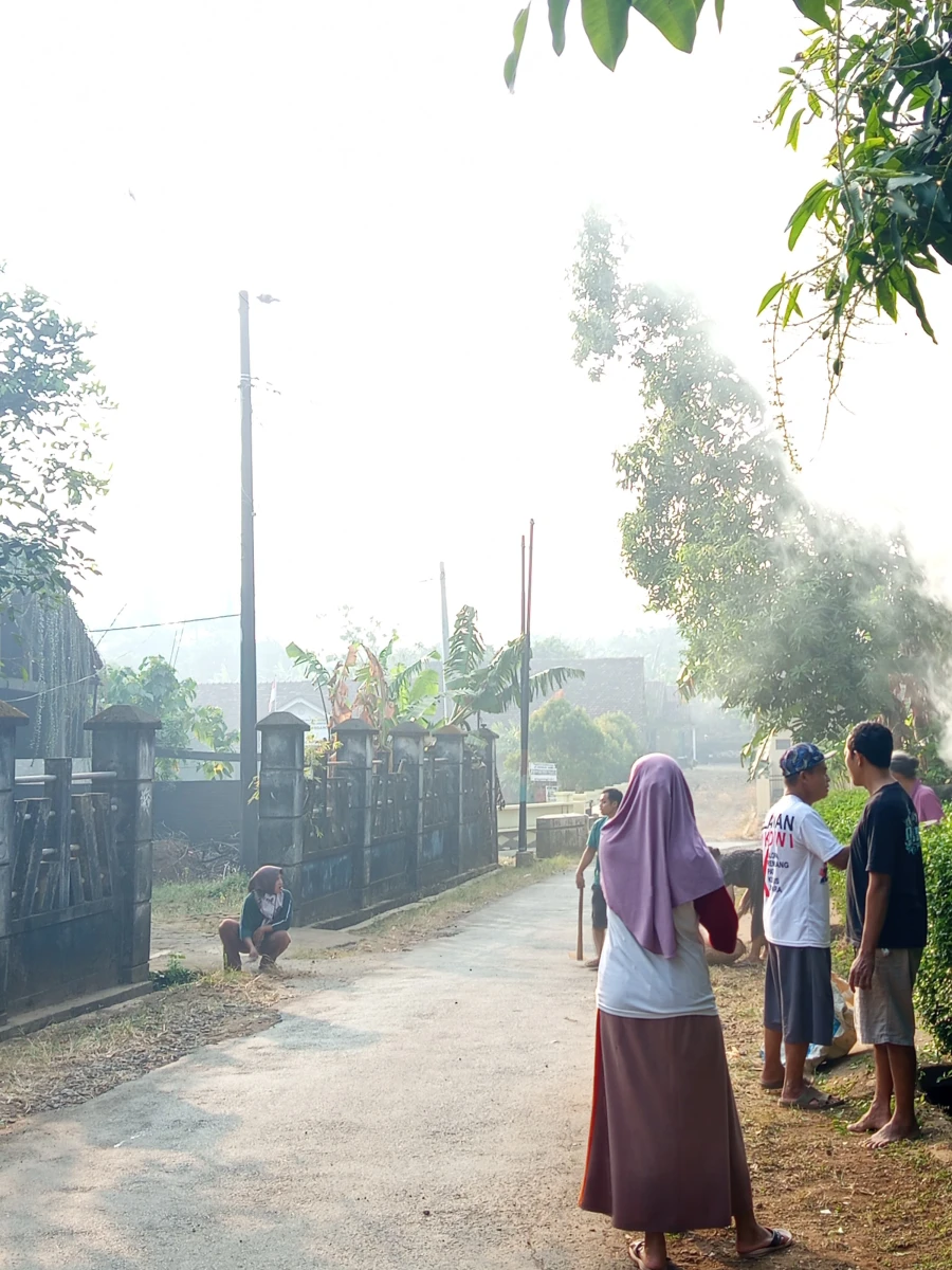 Ketua TP PKK Desa Karanggondang Pantau Kerja Bakti Warga RT 03/RW 07