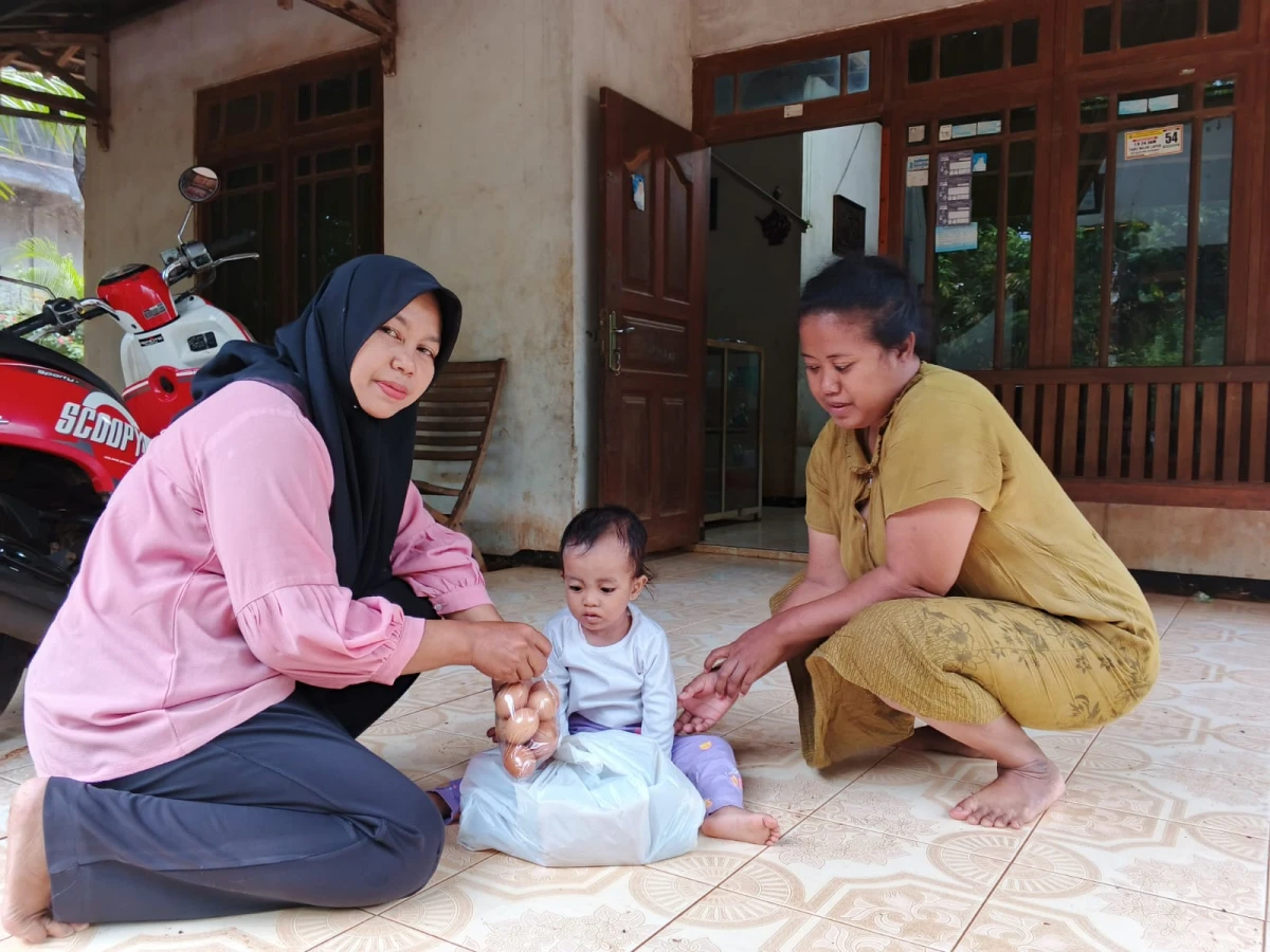 Pemberian PMT Pemulihan TB pada Anak di RT 03/RW 04 Desa Karanggondang