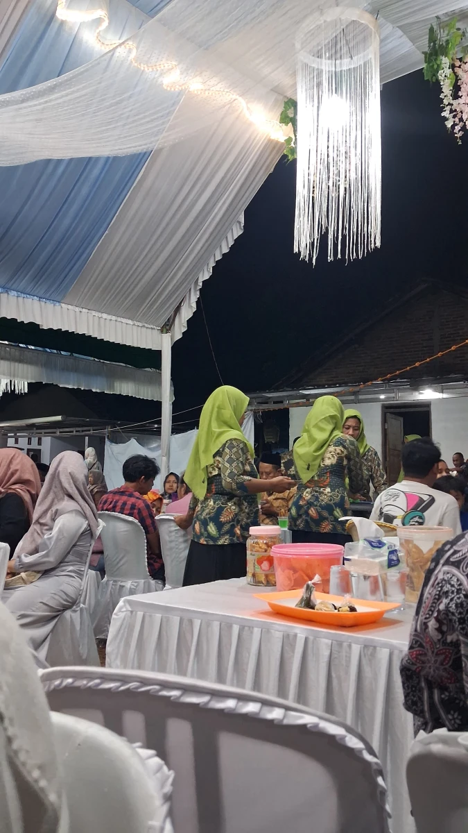 PKK RT 03/RW 05 Desa Karanggondang Aktif Melaksanakan Sinoman dalam Hajatan Warga