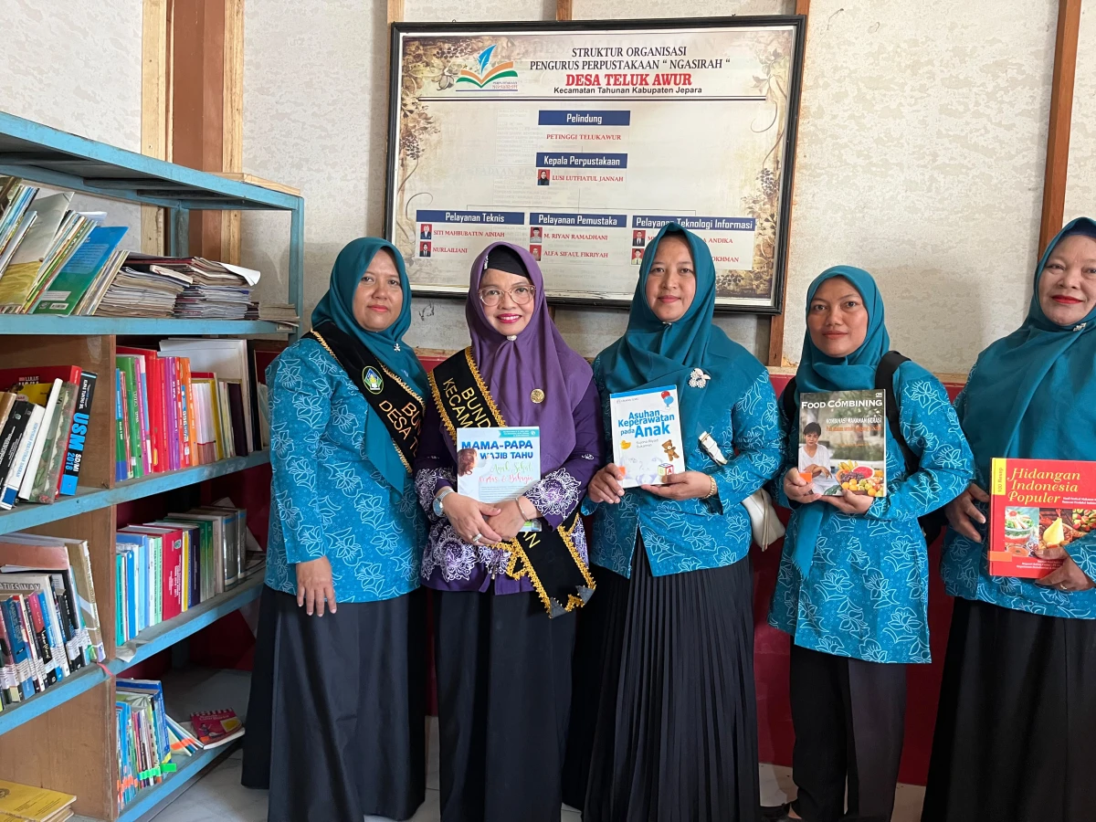 Kunjungan ke perpusdes teluk awur 