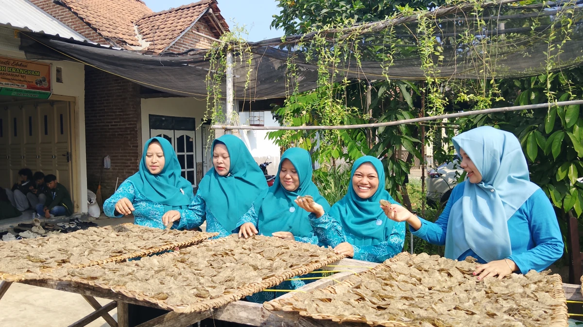 Tp PKK desa teluk awur buat latihan membuat varian rasa kerupuk 