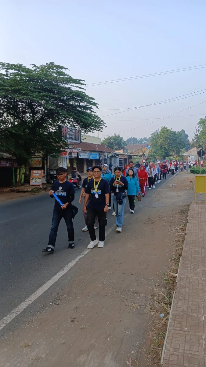 Petinggi dan Ketua TP PKK Desa Karanggondang Membuka Jalan Sehat Bersama KKN UGM, Semarakkan Kebersamaan