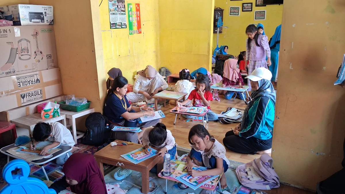 Bunda PAUD Desa Karanggondang Pantau Lomba Mewarnai bagi Siswa SD dan MI Kelas 1 dan 2