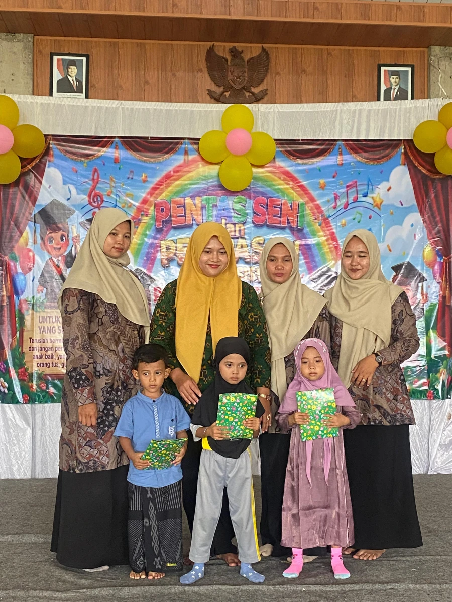 Menghadiri acara pentas seni dan juga pelepasan putra putri pos paud giri sentana sowan Kidul. 