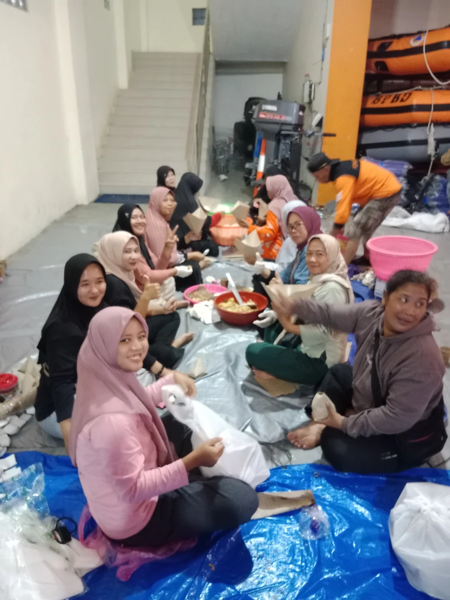 Membantu di dapur umum bencana banjir. 