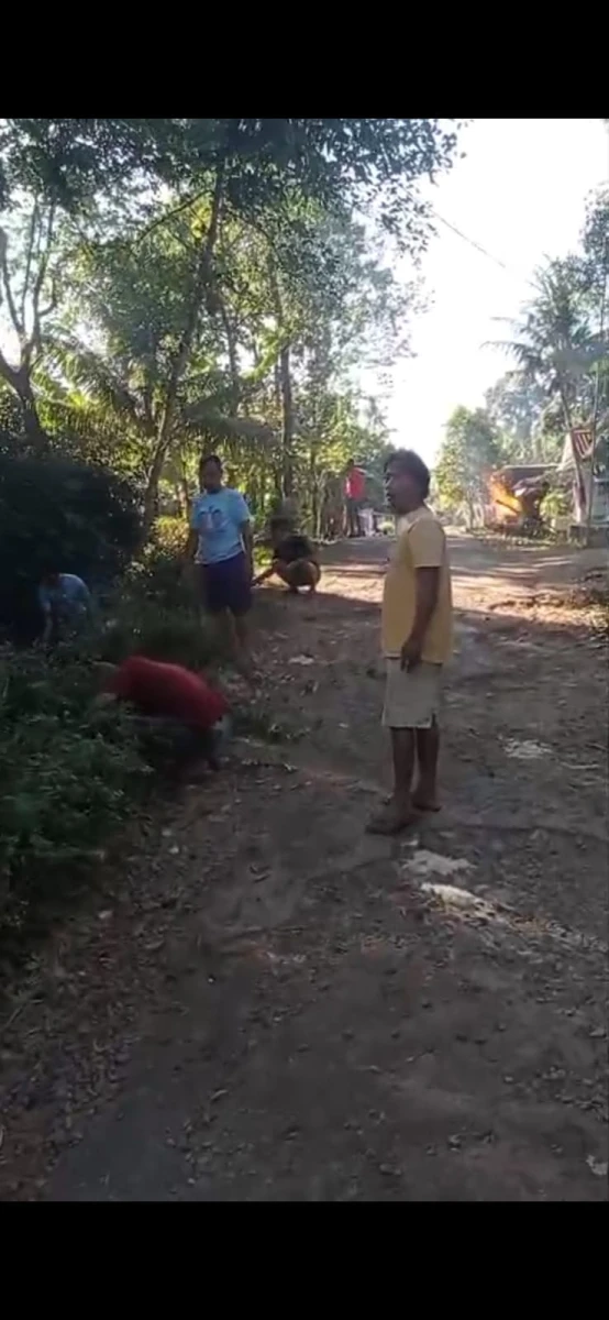 Semangat Gotong Royong, Kelompok PKK RT 04/RW 02 Karanggondang Laksanakan Kerja Bakti Lingkungan