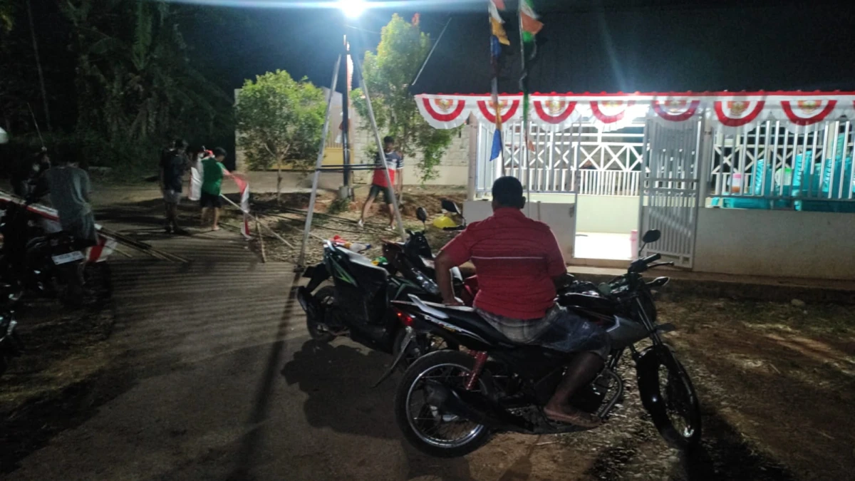 Semarak HUT Kemerdekaan ke-81 RI, Warga RT 02/RW 01 Karanggondang Kerja Bakti dan Hias Pos Kamling