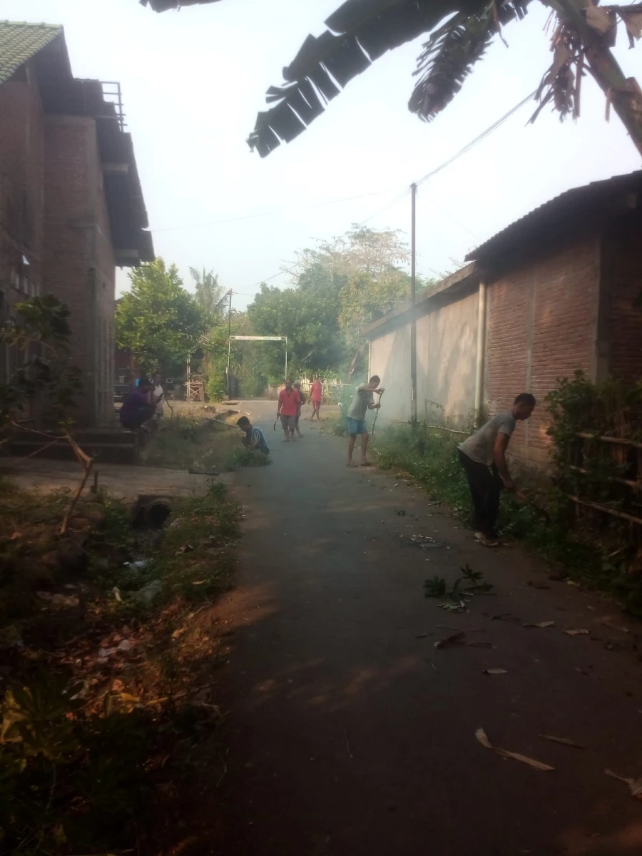 Kerja Bakti Warga RT 01/RW 08 Desa Karanggondang Bersihkan Lingkungan Sambut HUT Kemerdekaan RI