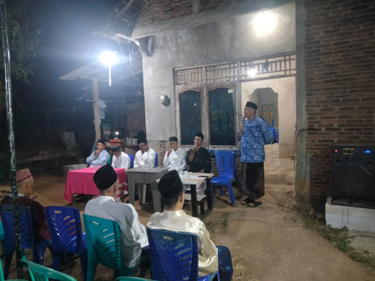 Petinggi dan Ketua TP PKK Desa Karanggondang Takziah dan Doa Bersama di Rumah Warga yang Berduka