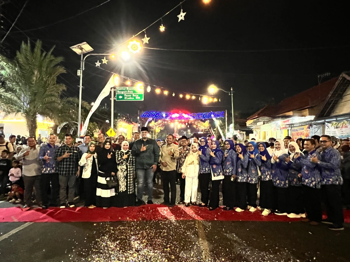 Rayakan Semangat Kartini, Camat dan Ketua Dekranasda Kec. Pakis Aji Hadiri Malam Puncak Kartini Night Jepara