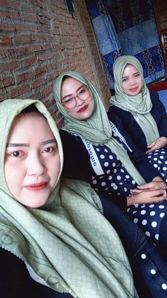 Dengan semangat agustusan kelompok PKK RT 4 RW 1 mengadakan kegiatan di rumah ibu Tumisih