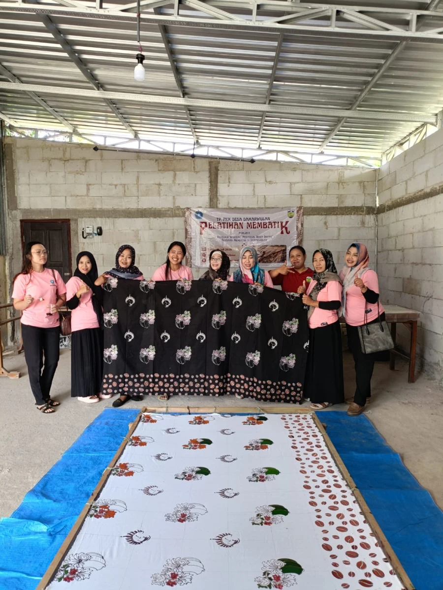 pembuatan batik Blencong Damarwulan