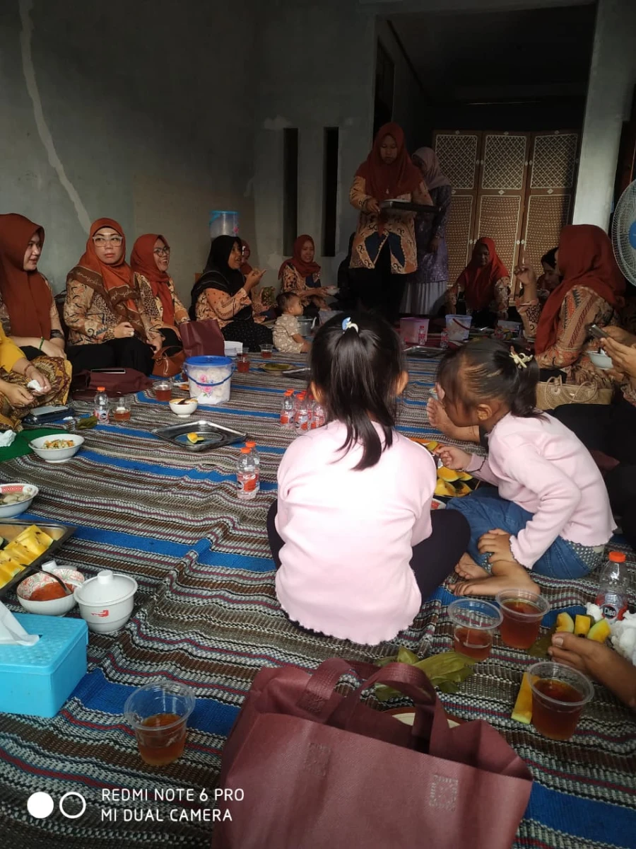 Kegiatan kelompok PKK RT 6 RW 2 membahas rencana rekreasi pada tgl 13 September mendatang 