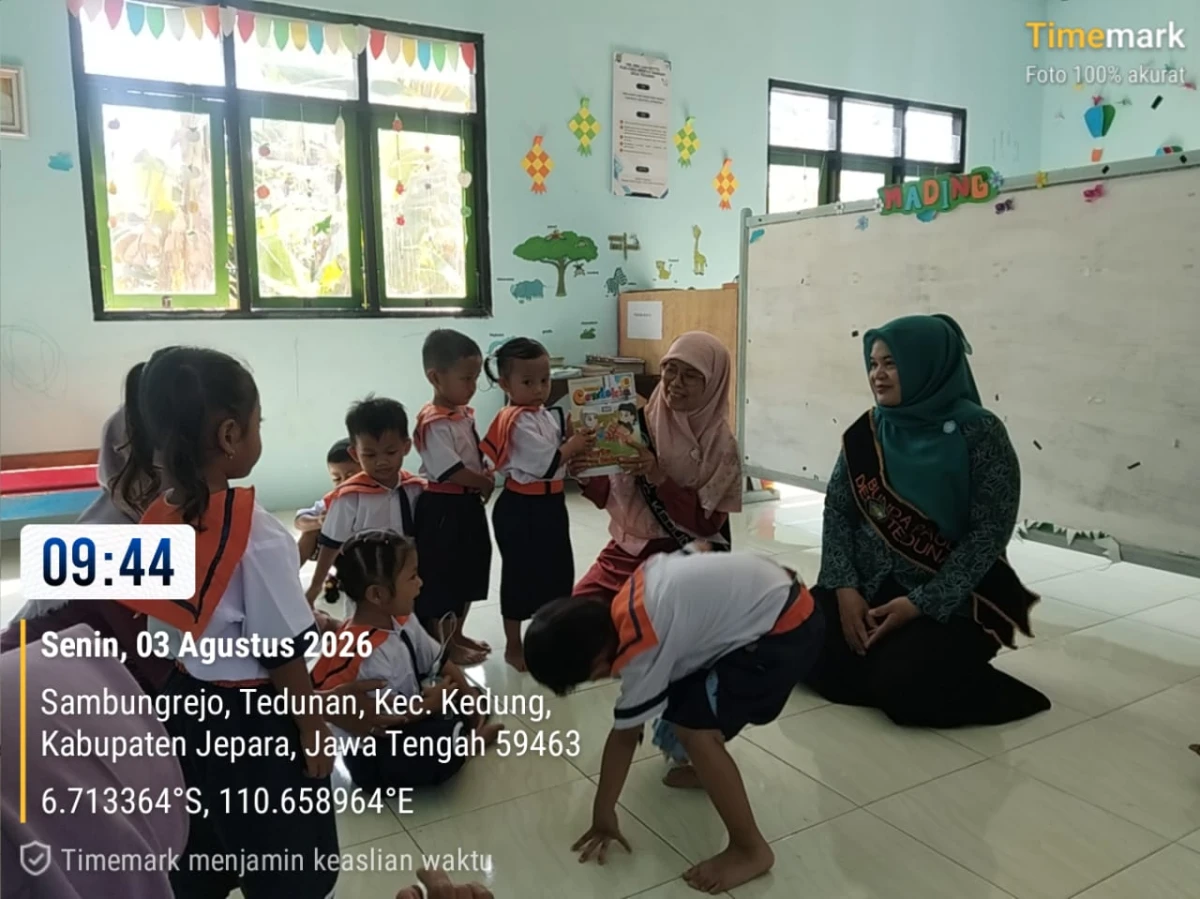 Bunda leterasi berbagi majalah dan buku di PP Sakinah Tedunan 