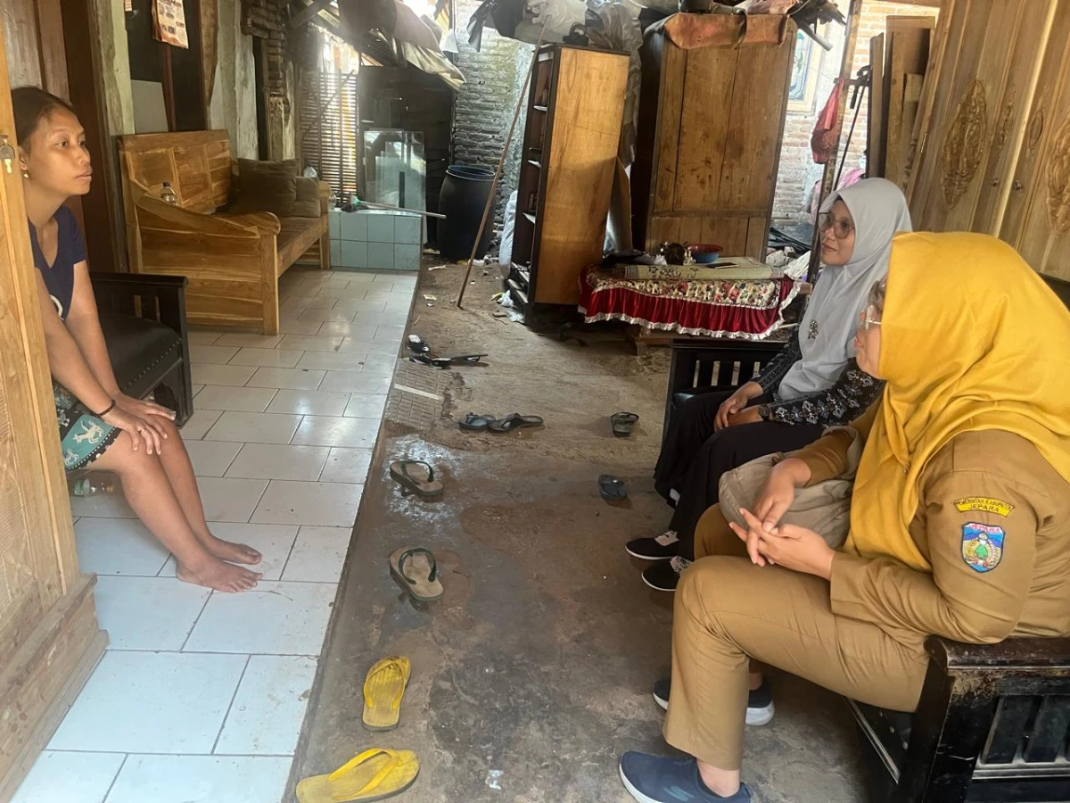 Pembina posyandu dan bidan desa kunjungan rumah ibu Iin salah satu pasien ODGJ 