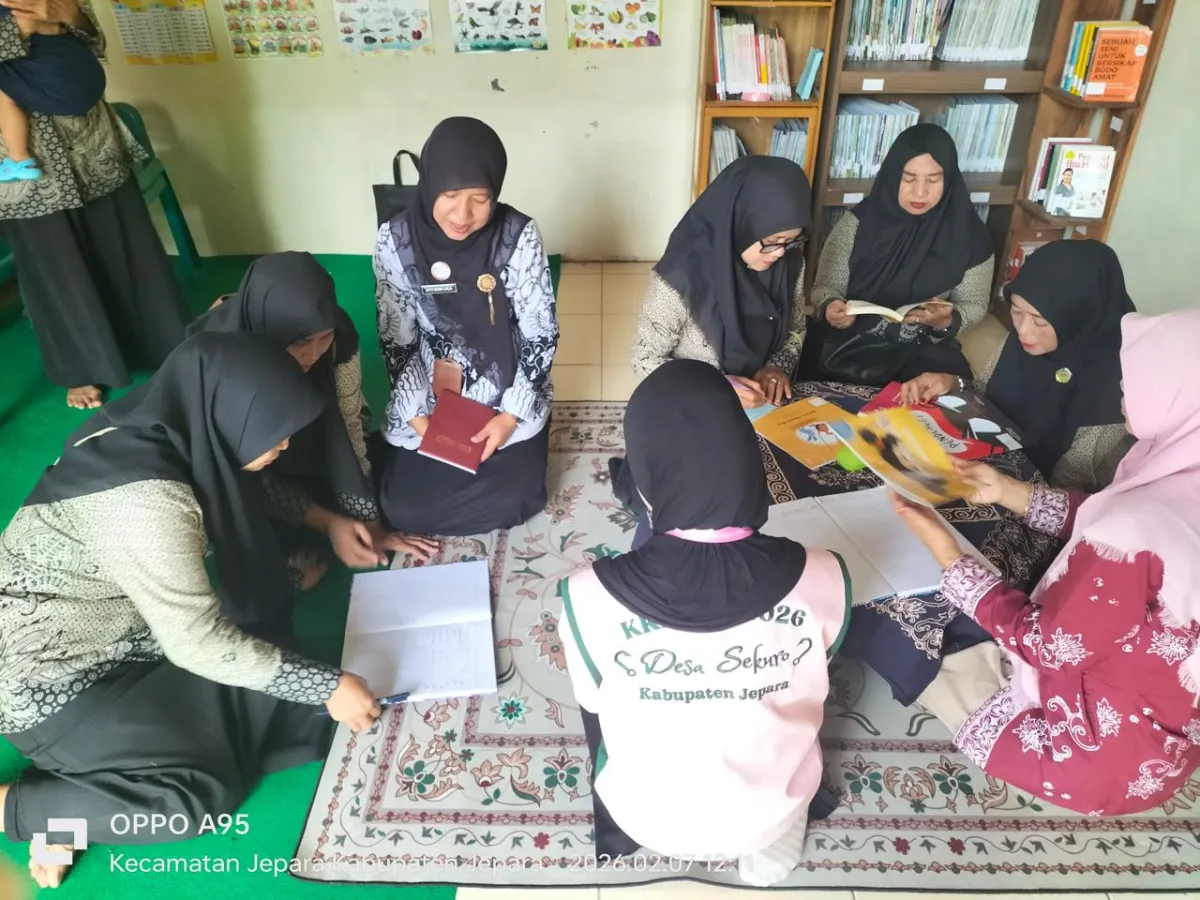 Penyerahan Bantua Buku Oleh KKN UNS ke PKK desa Sekuro