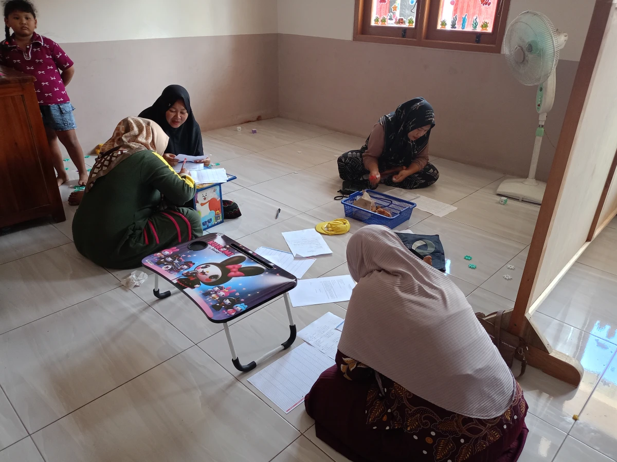 Kegiatan pendataan MBG B3 oleh kader di dampingi pembina posyandu 