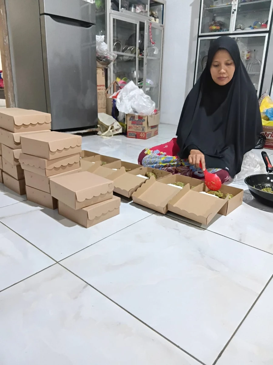 Catering Elfasa milik ibu Pipit warga RT 5 RW 3 sengonbugel mendapat pesanan untuk lembur proyek pembangunan pabrik 