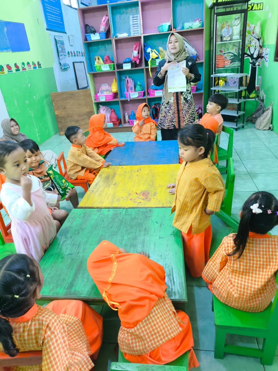 MEMBACA CERITA KEPADA ANAK PAUD PERMATA 