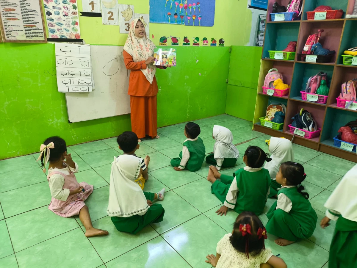 MEMBACAKAN CERITA SIBERUANG DAN LEBAH KEPADA ANAK PAUD PERMATA