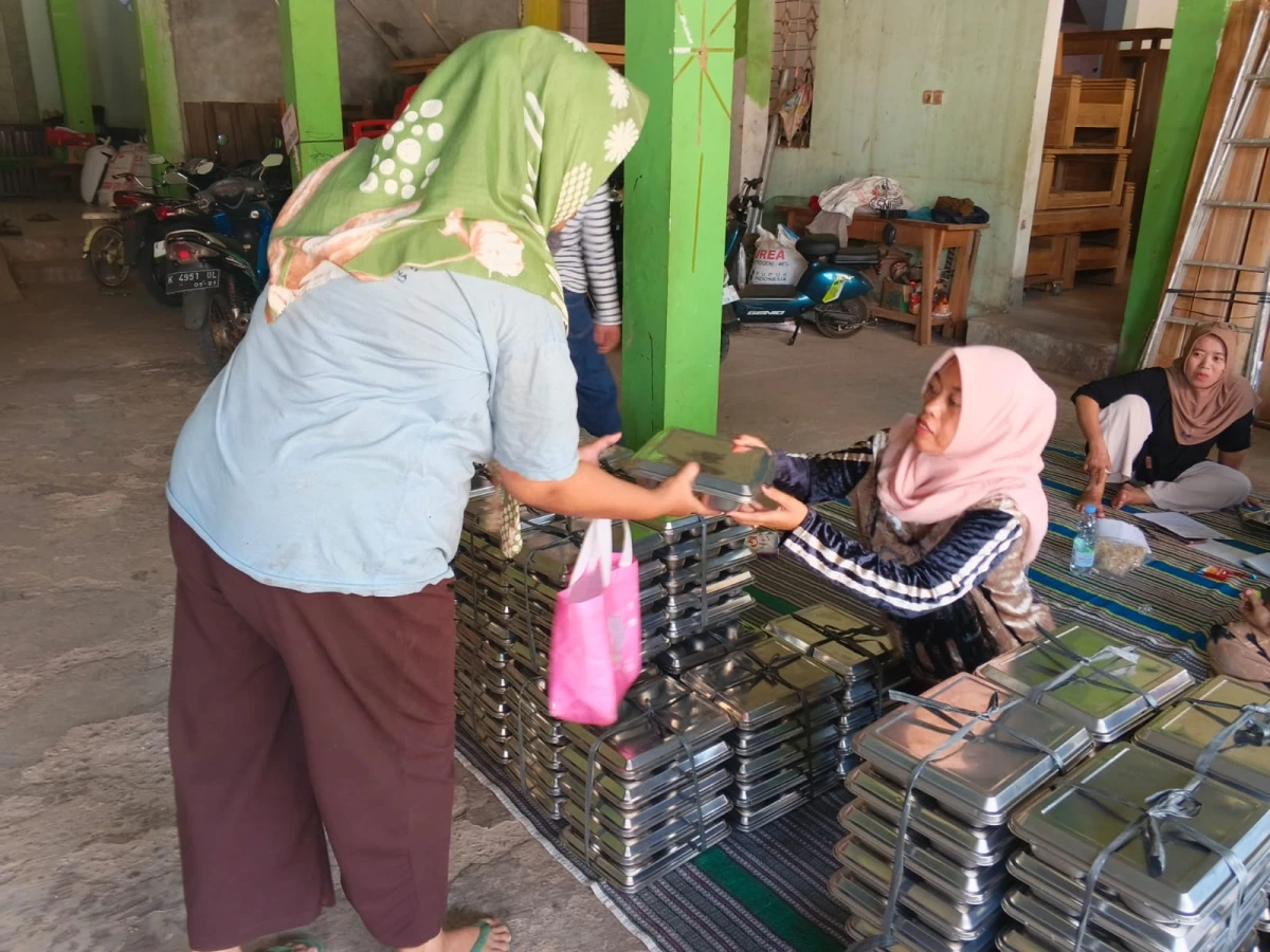 PEMBAGIAN MBG DI POS 2