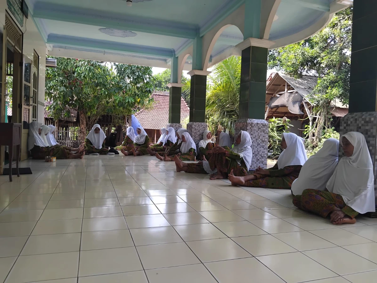 Kumpulan Muslimat Mushola Baiturrohim RT 02/RW 07 Desa Karanggondang