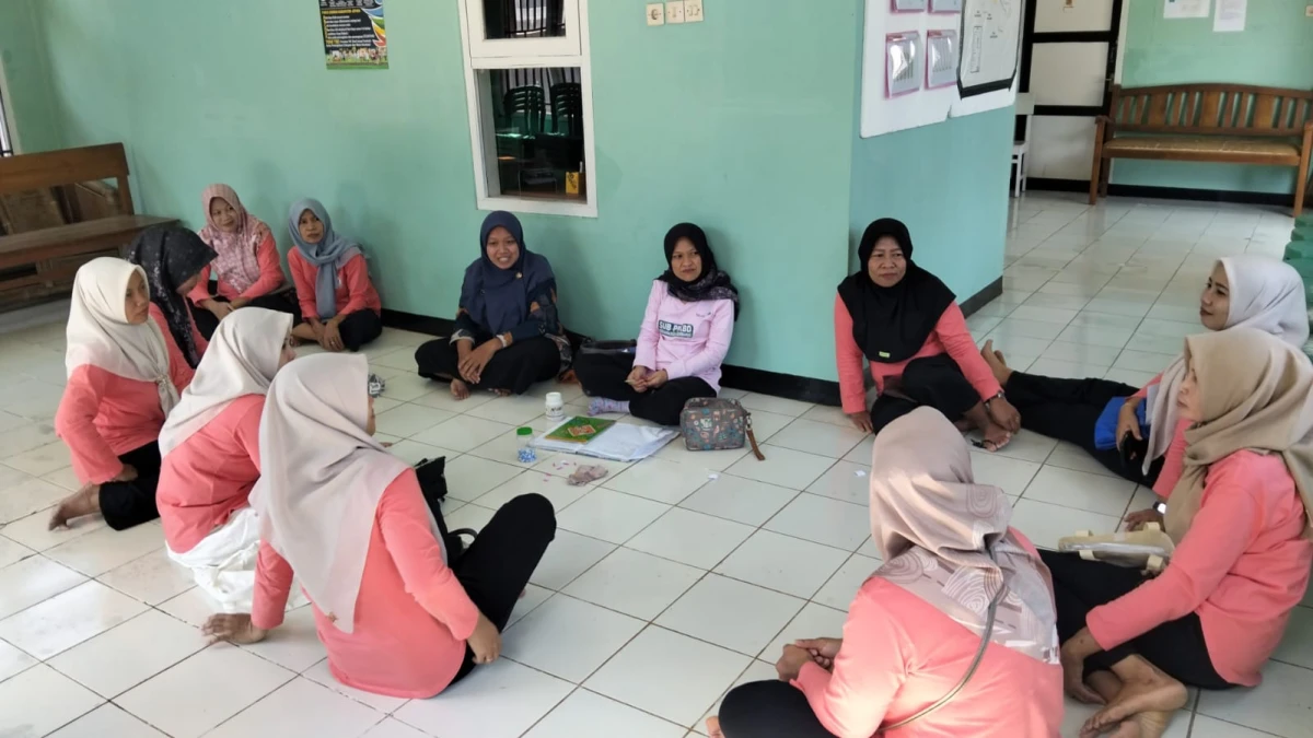 Pertemuan rutin kader posyandu desa Kaliaman 