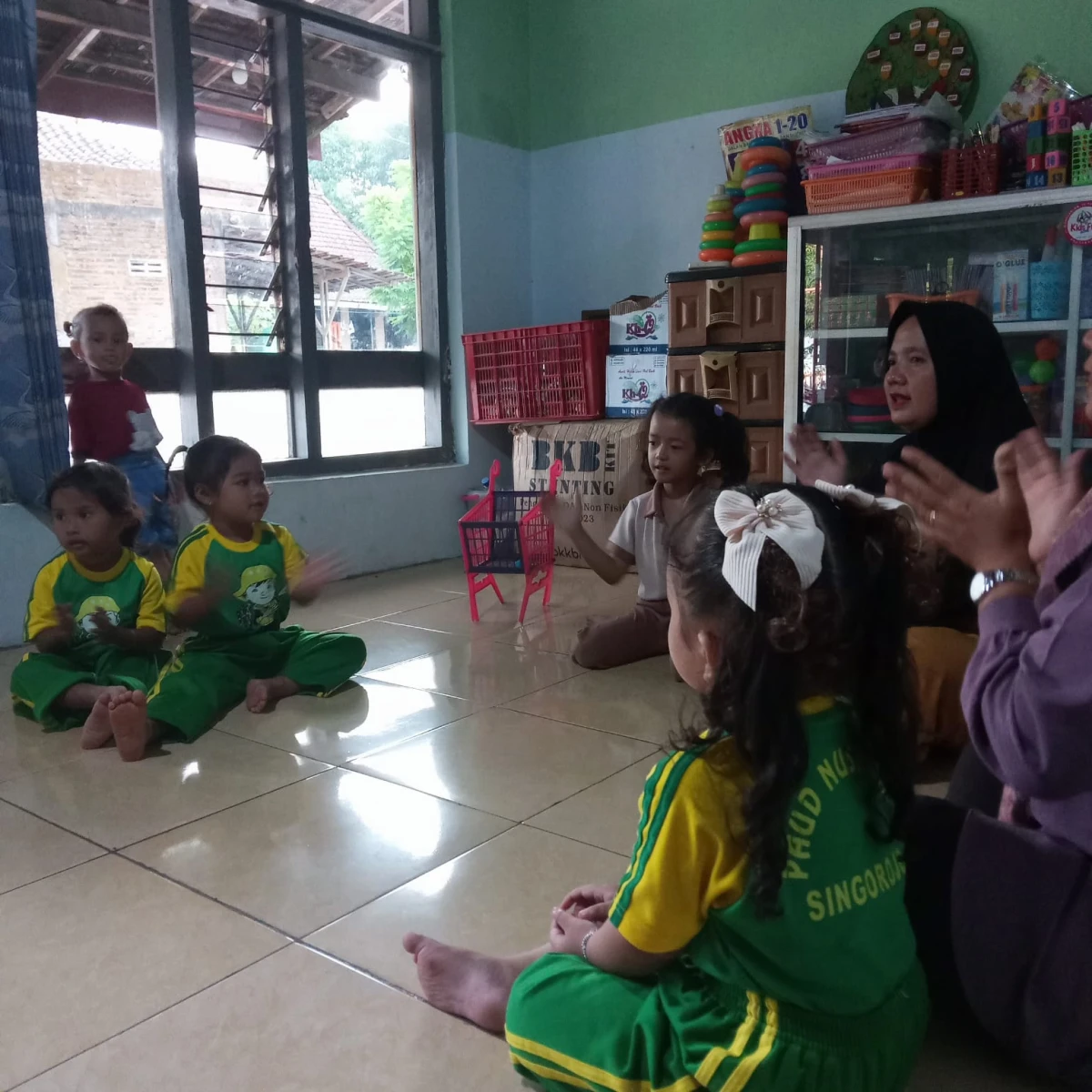 Kunjungan Edukatif Bunda PAUD dalam Kegiatan "Mengenal Buah dan Rasa" di Pos PAUD Nusa Indah