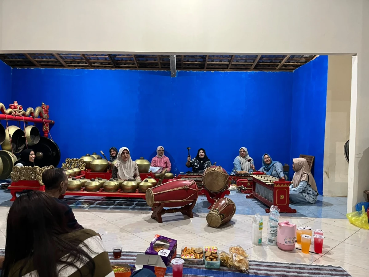 LATIHAN KARAWITAN RETNO KENCONO