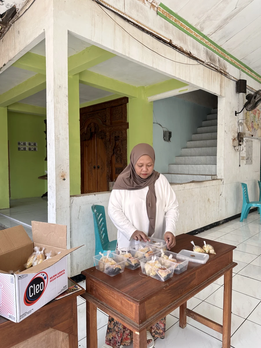 PEMBAGIAN PMT DI BALAIDESA