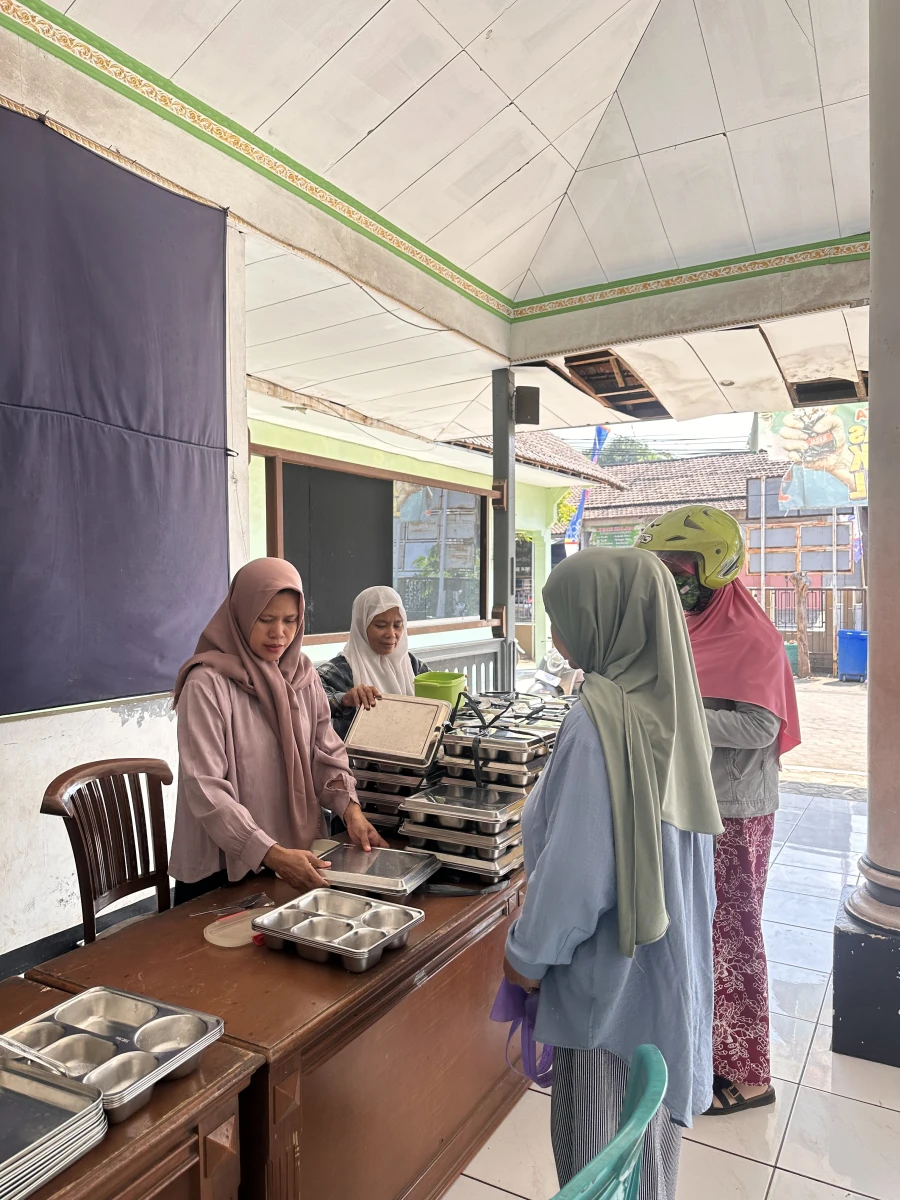 PEMBAGIAN MBG DI POSYANDU MELATI 1 