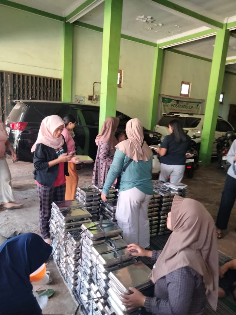 PEMBAGIAN MBG DI POSYANDU MELATI 2