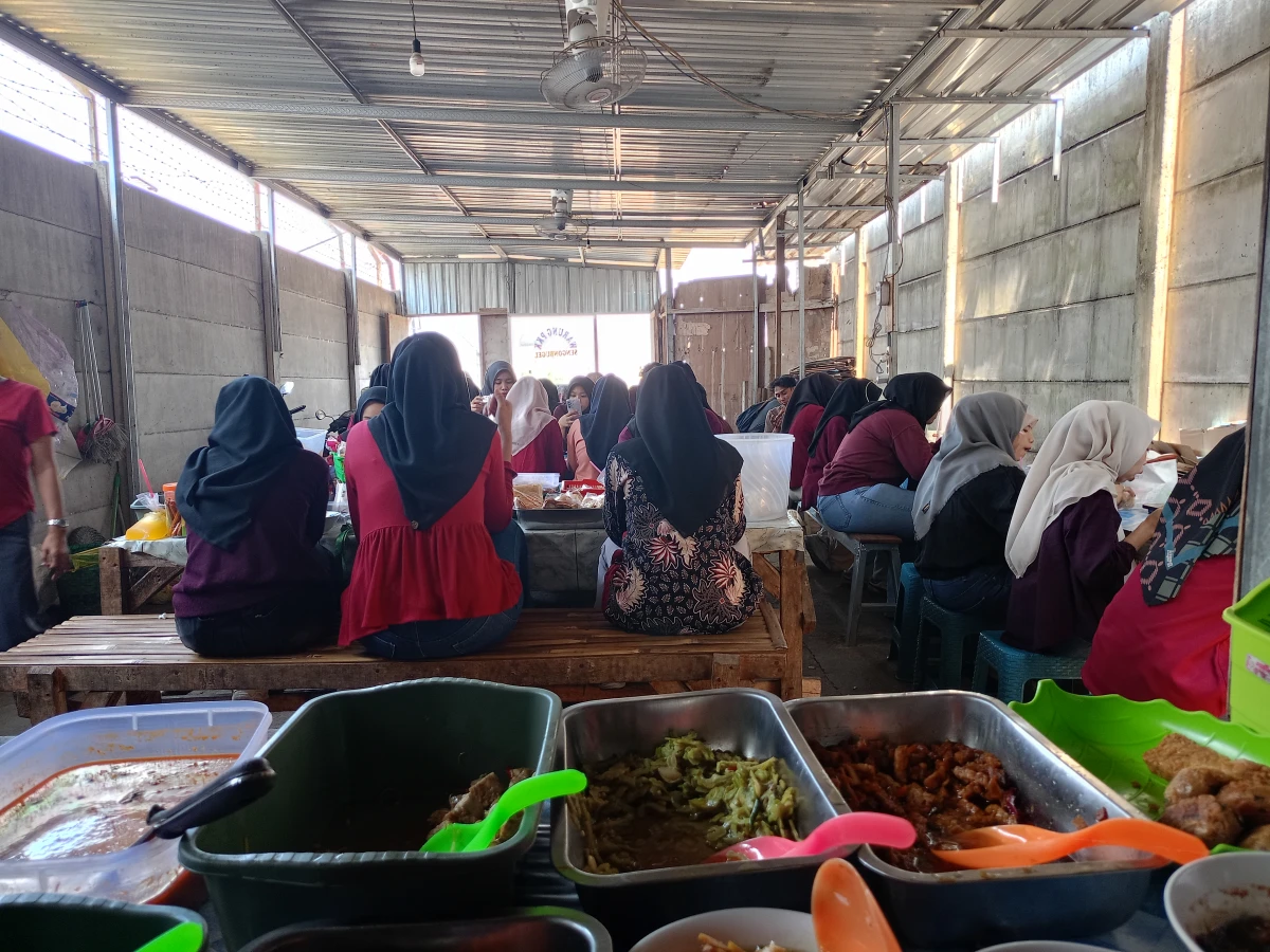 Warung ibu martiah yang berada di kawasan pabrik jinlin menyediakan masakan rumahan 