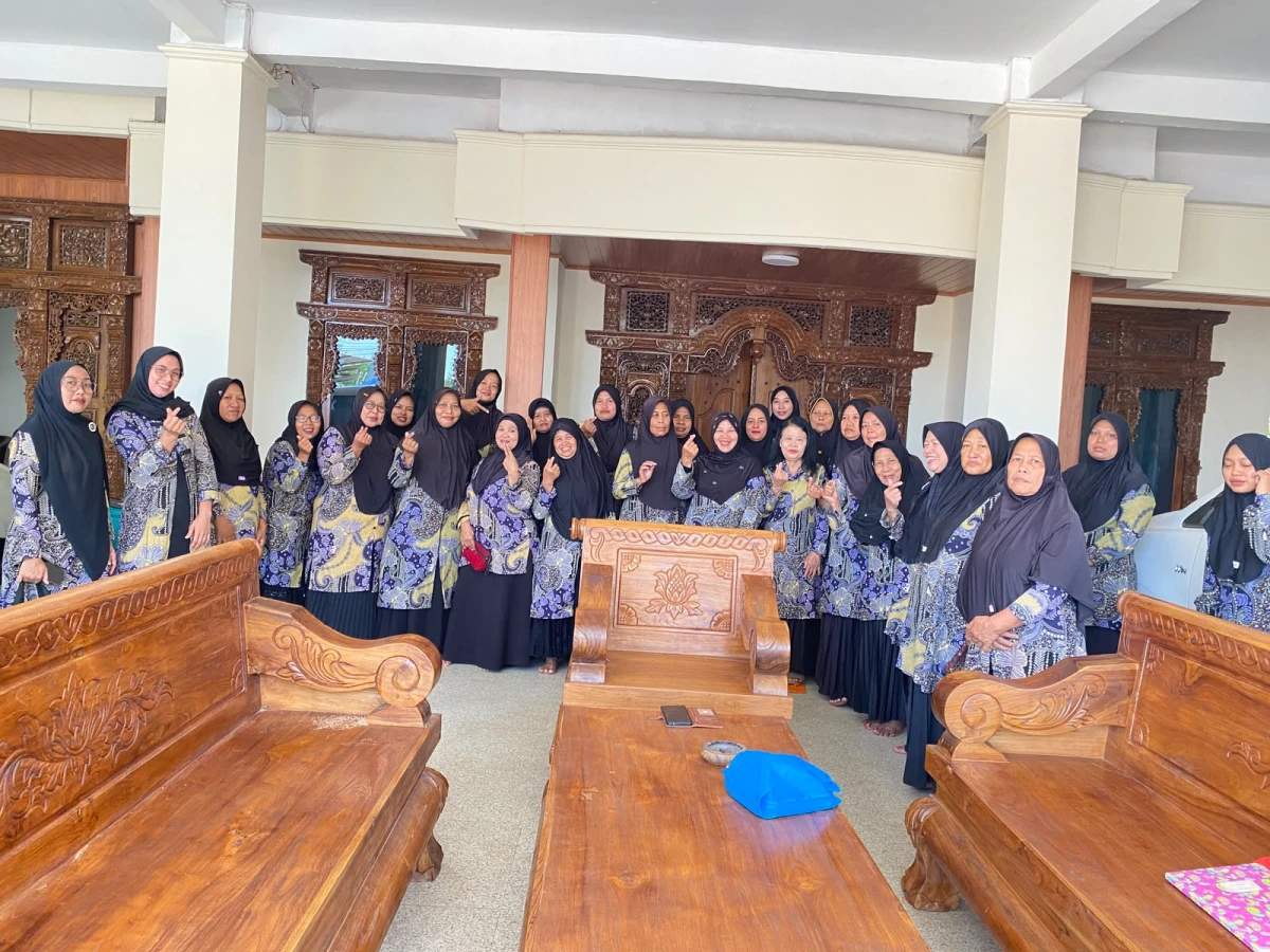 Pertemuan Rutin Kelompok PKK RW 08 Desa Karanggondang: Sosialisasi Kebersihan Lingkungan, Arisan, dan Simpan Pinjam