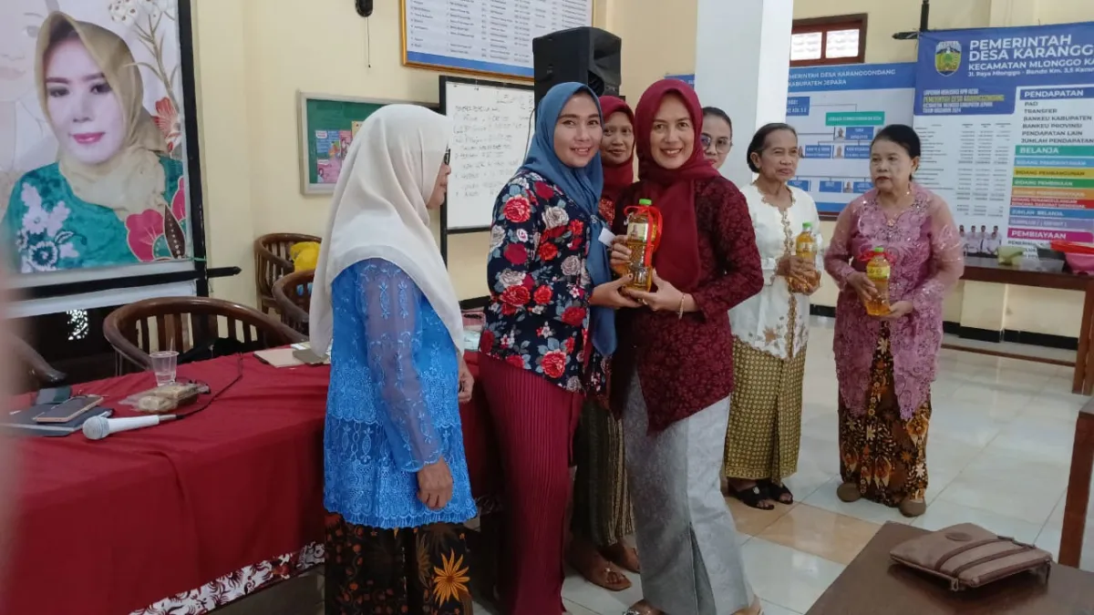 PKK RW 08 Memperingati Hari Kartini di Balai Desa Karanggondang