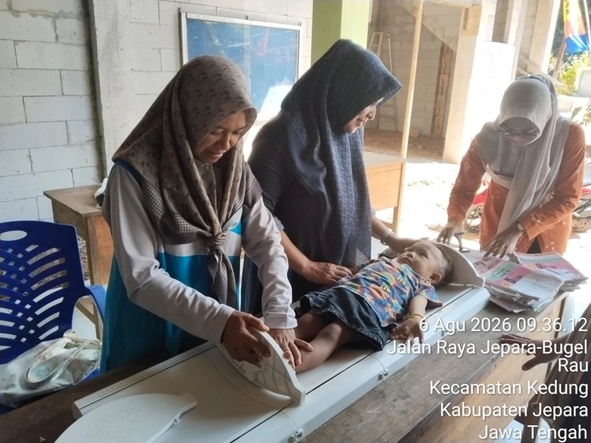 Tp pkk ikut serta hadir pembagian susu untuk balita berat badan kurang Di Desa Rau