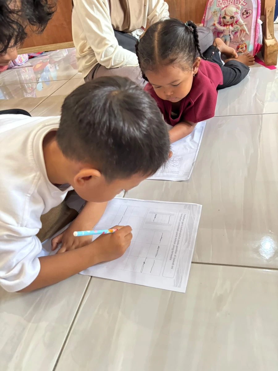 Kegiatan murid PP Melati hari kamis tgl 6 Agustus meronce dengan sedotan dan menarik garis lurus 