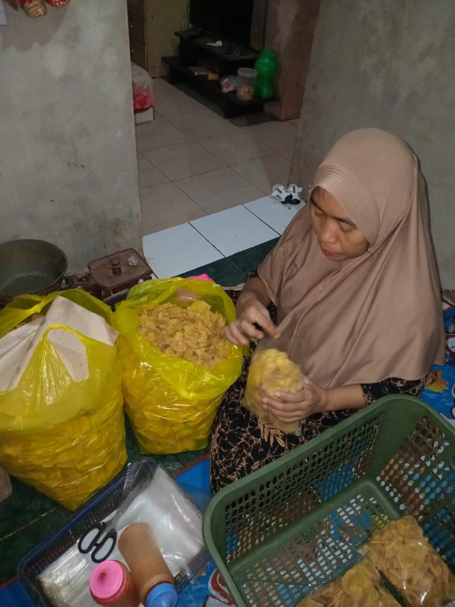 Packing keripik tamalada buatan ibu Atik warga sengonbugel RT 3 RW 2 