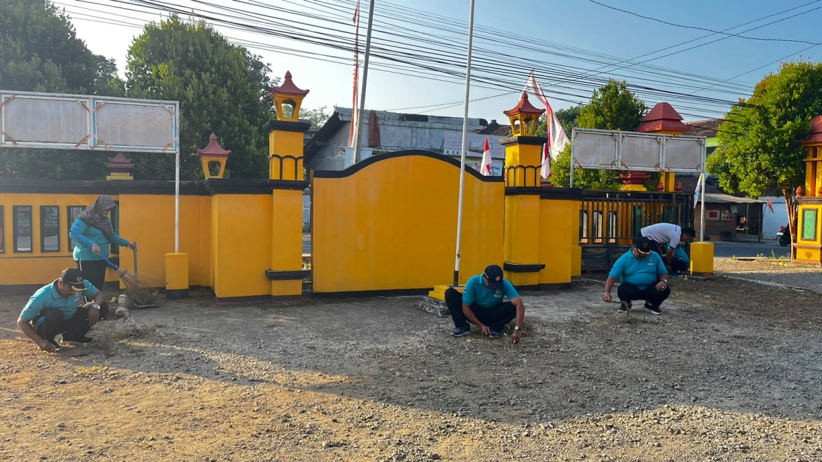 Semangat Gotong Royong Pemdes dan TP PKK Desa Karanggondang Kerja Bakti Menyambut HUT ke-81 Kemerdekaan Republik Indonesia