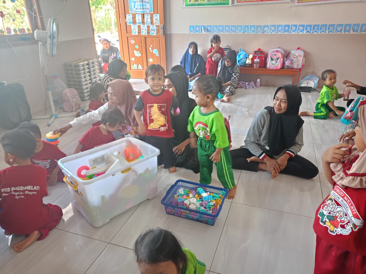 Murid PP Melati sengonbugel diajari memberesi mainan setelah selesai 