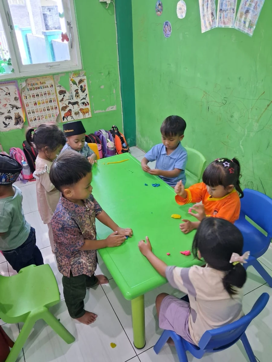 Kelas Slime untuk Anak PAUD : Seru, Aman, dan Terarah Secara Edukatif