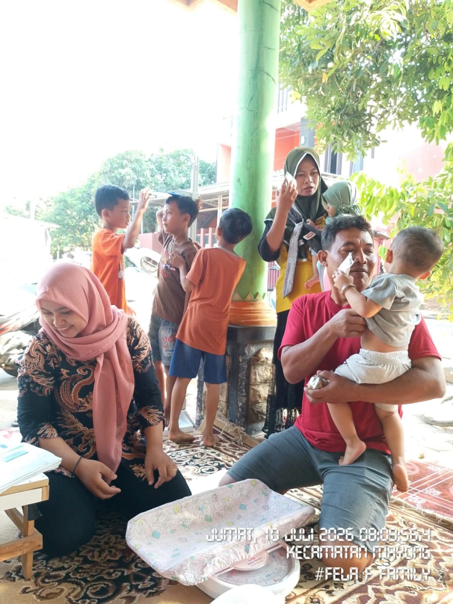 Peningkatan Kesehatan Masyarakat Pelemkerep dengan Posyandu.  