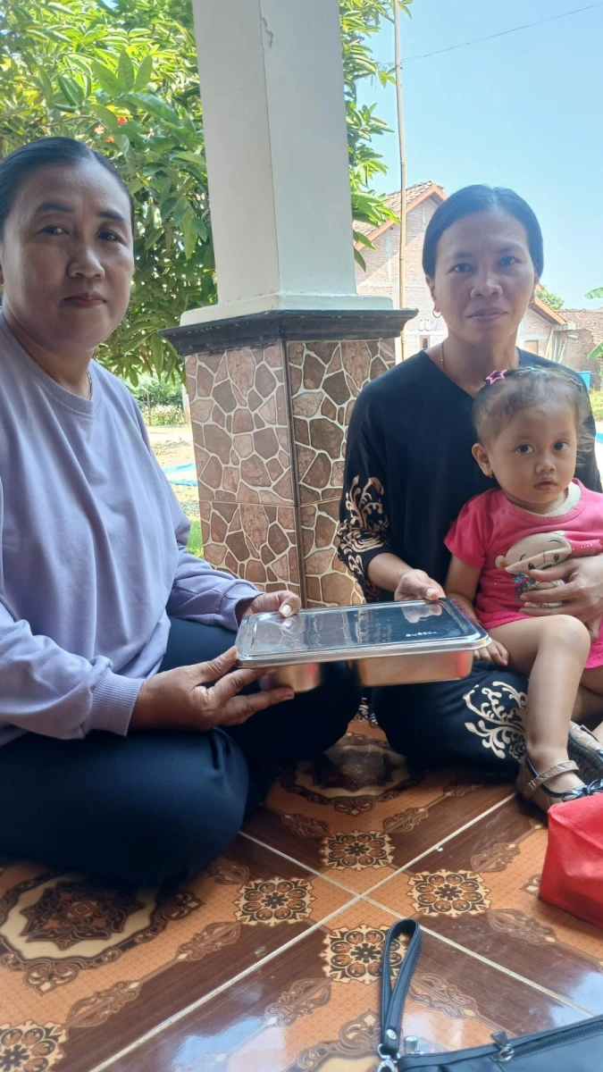 Pemberian MBG di Posyandu Harapan 4 Desa Karanggondang